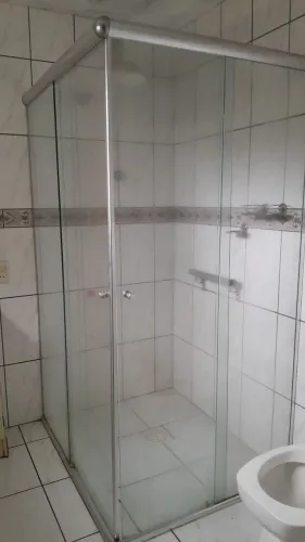 Box de vidro com perfil de alumínio usado