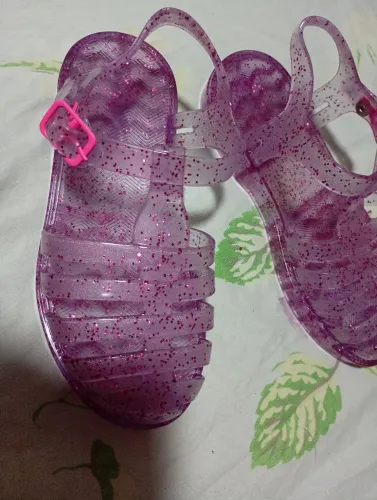 Sandália emborrachada com Glitter
