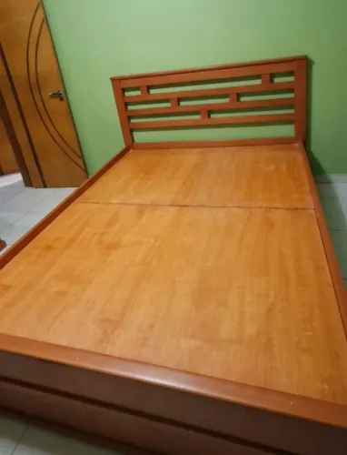 Cama Queen de Madeira