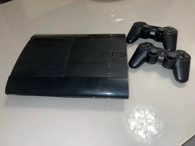 Ps3 super slim com 2 controles