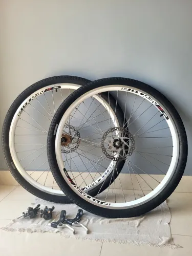 Vende-se par de rodas aero aro 26 preparada com freio a disco. E jogo de pinças