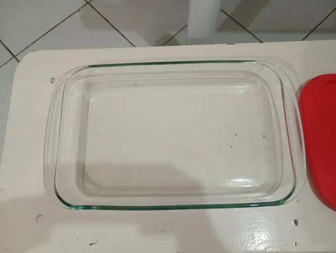TRAVESSA GRANDE DE VIDRO COM TAMPA DA MARCA MARINEX