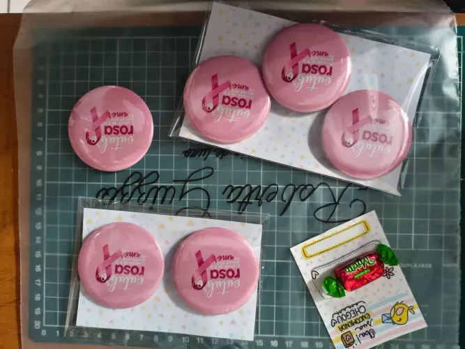 Brinde outubro rosa/ bottons personalizados.