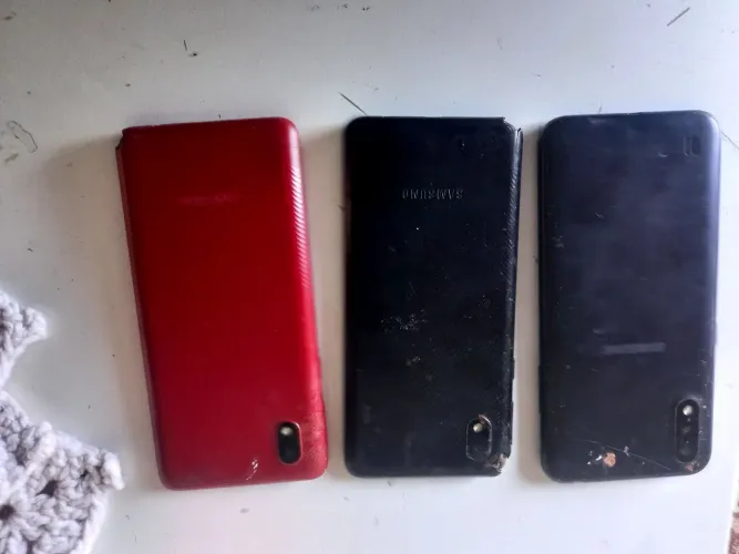 Vendo celular pra retirada de peças 3 por 50.00