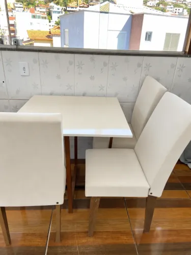 Mesa com três cadeiras acolchoadas