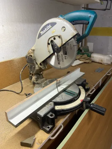 Meia esquadria Makita 220v