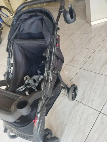 Carrinho de bebê com freio na mão.