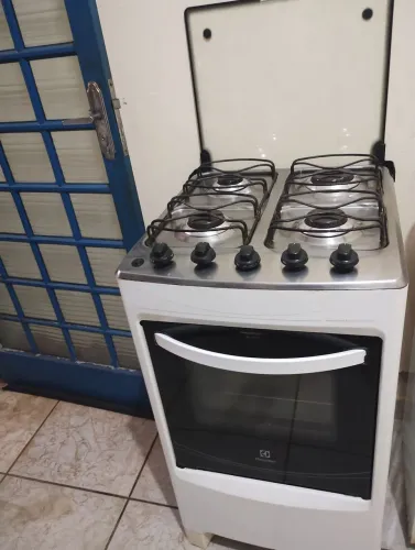 Vendo Fogão 4 bocas em bom estado branco Electrolux, vidro temperado 