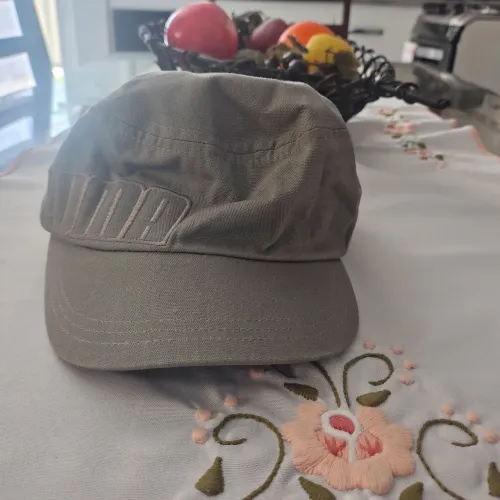 Boné marca Puma, usado, original , importado,, cor Cinza, tamanho reajustavell.