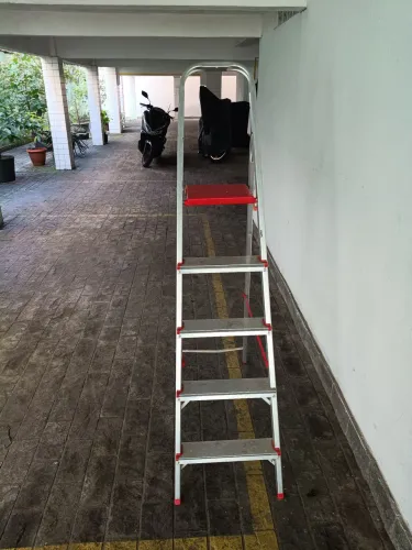Escada de alumínio de 04 degraus em bom estado
