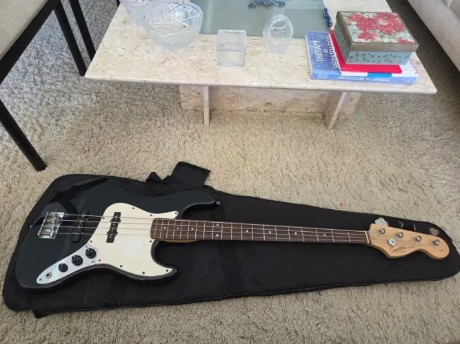 Baixo Squier J BASS by Fender 