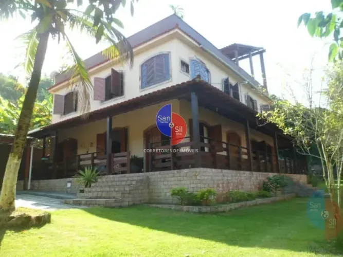 Sítio à venda, com 7 quartos sendo 1 suíte, 5 banheiros, piscina, ótima área gourmet, loca