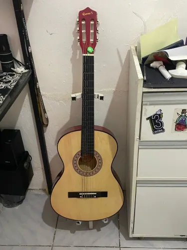 Pra vender esse violão já vai com o apoio