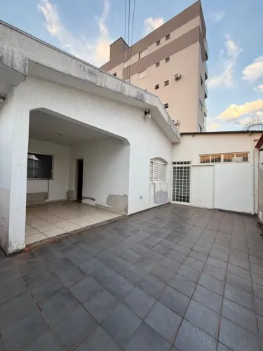 Excelente lote com casa e cômodo comercial