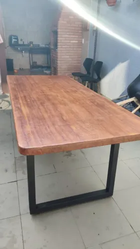 Mesa de madeira maciça com base em ferro - estilo industrial