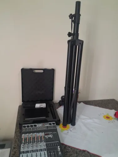 VENDO CAIXA ATIVA MAX 15 COM MIGROFONE E MESA