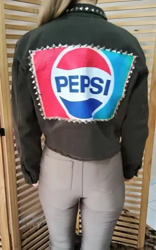 Jaqueta jeans preta cropped customizada Pepsi tamanho G 