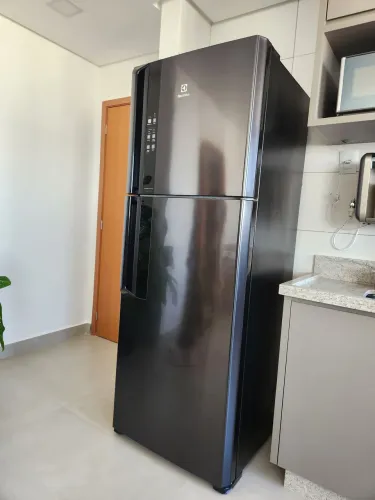 Geladeira com freezer inverter Electrolux IF56 con capacidad de 474L -black inox
