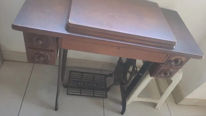 Mesa de costura antiga madeira vintage 1945