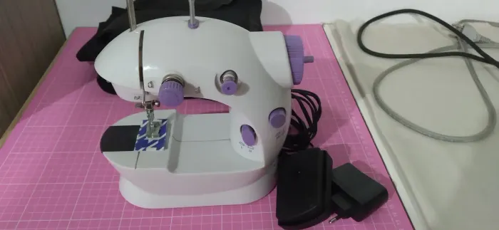 Mini máquina de costura