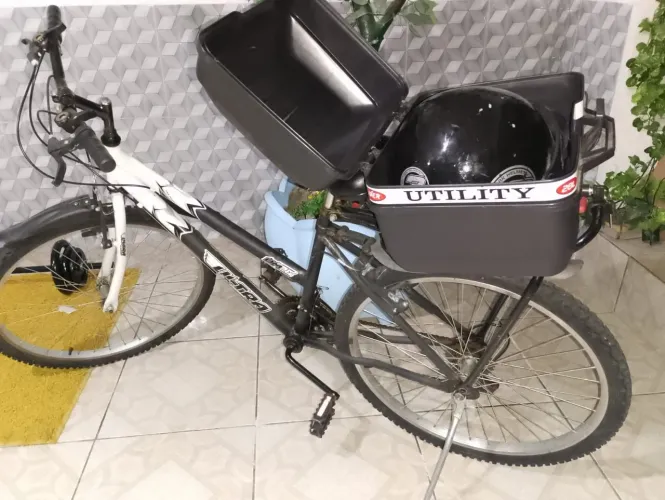 Bicicleta+baú e capacete 