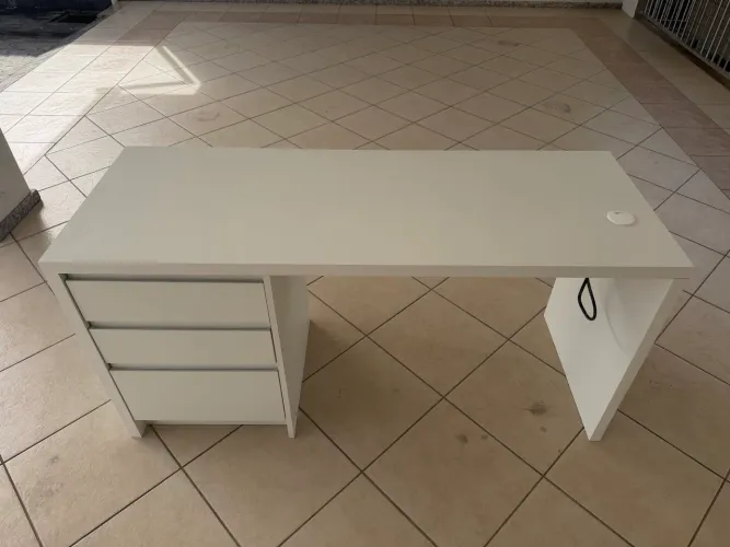 Mesa de escritório com gaveteiro