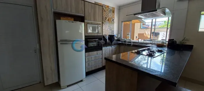 Lindo sobrado com 3 Quartos sendo 1 suíte , lavabo 1 banheiro social e 2 vagas de garagem 