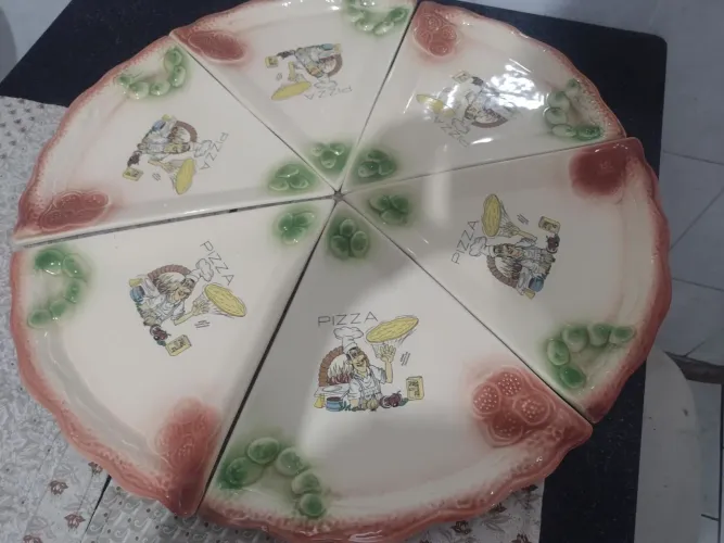 Vendo lindo conjunto para pizza de seis pratos de cerâmica