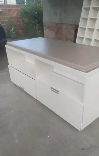 Vendo Maca fixa,com armário embutido e colchão incluso em excelente estado.