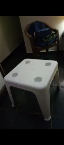 mesa com lugares para copo