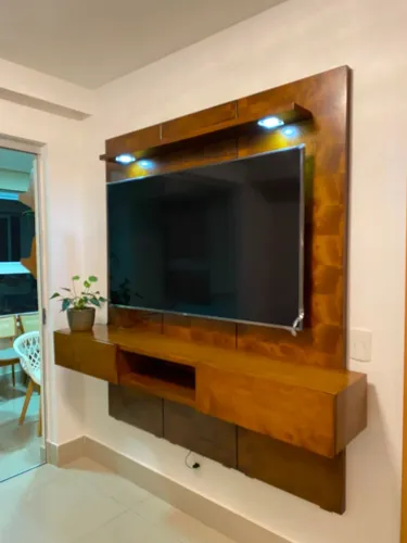 Painel de TV com rack suspenso de madeira macica