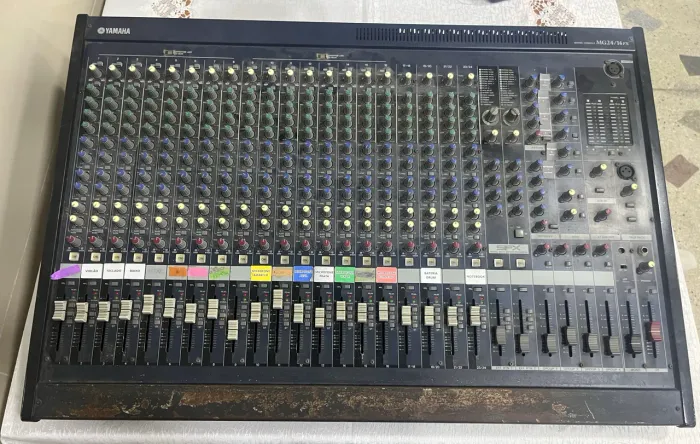 Mesa de Som Analógica Yamaha MG24/14FX - 24 Canais - 100% Funcional