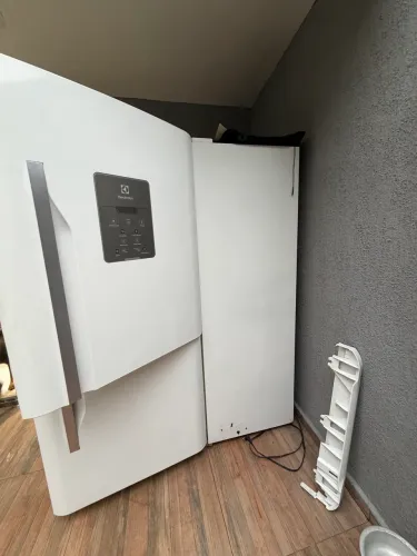 Geladeira Electrolux 598L, freezer embaixo 