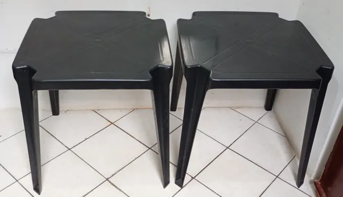 DUAS MESAS PLÁSTICAS