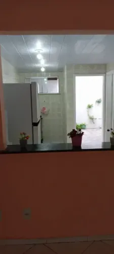 Alugo essa casa no cabral, tem 2 quartos e tem 1 vaga para carro