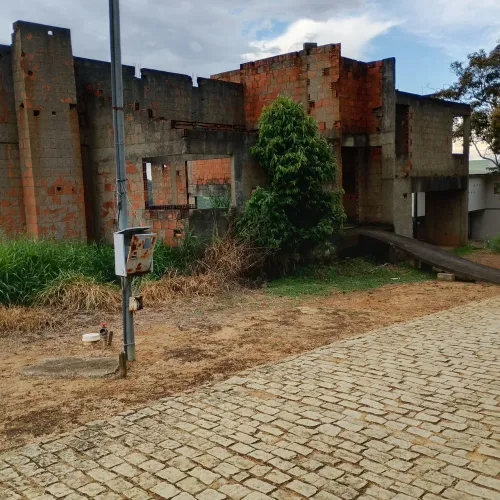 Vendo urgente!! casa em contrução em área nobre de JF