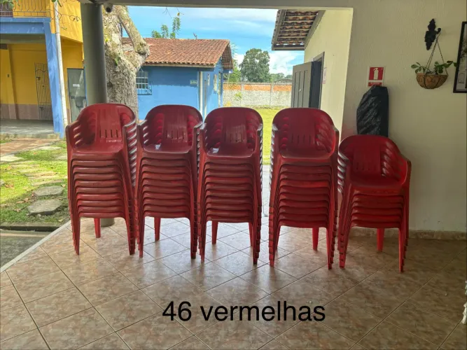 Cadeiras plásticas vermelhas