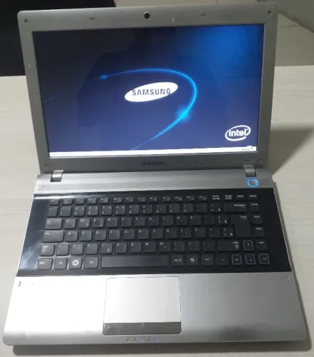 Notebook Samsung Parcela 12 x 60,54 RV411 i3-M380 - Memoria 4GB HD 500GB Tela 14"