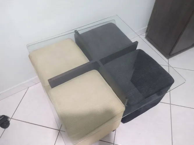 Mesa de centro com 4 puffs com rodinhas 