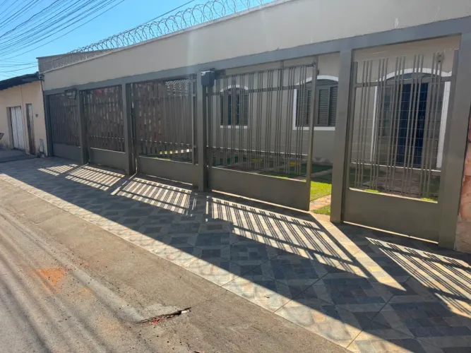 CONJUNTO DE PORTÕES DE AÇO AUTOMATIZADOS À VENDA