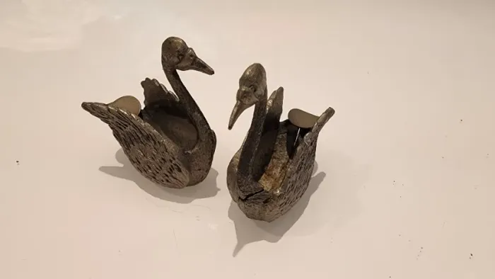 Par de cinzeiros em metal no formato de cisne