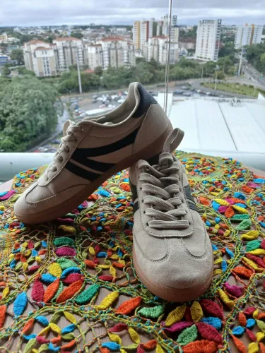 Tênis bege com detalhes preto