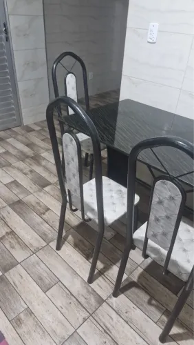 Mesa de granito com 4 cadeiras