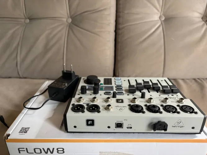 Vende-se mesa FLOW8 behring valor 1800