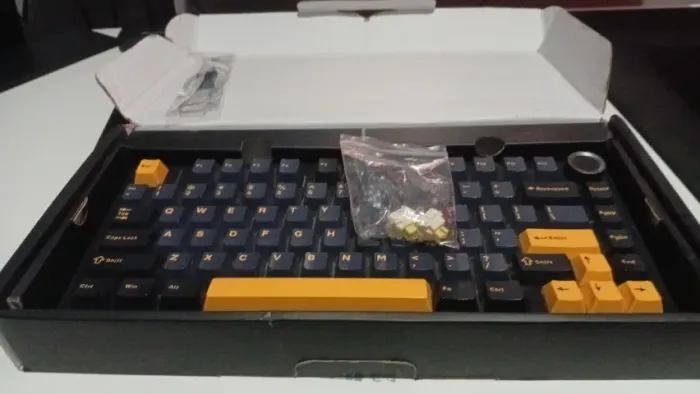 Teclado Mecânico Aula F75 Preto Sem Fio RGB 75% Tri Mode Bluetooth, 2.4ghz, USB-C, Inglês 