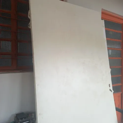 Porta em bom estado 1m de largura por 2,10m da altura