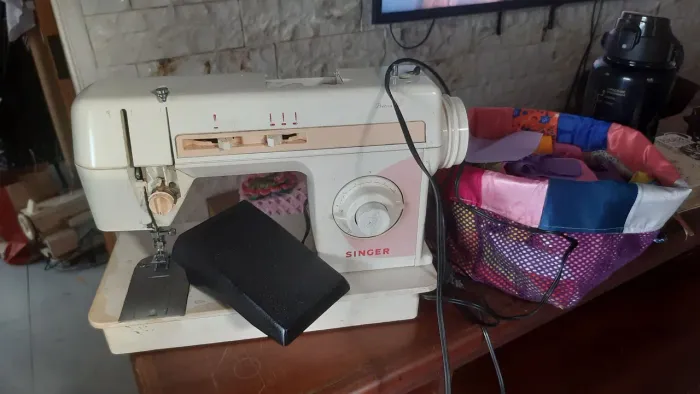 VENDO MÁQUINA COSTURA SINGER PRECISA, COSTURA RETA E ZIG ZAG