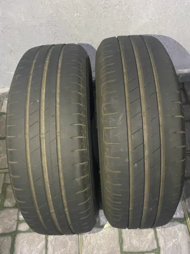 Vendo Par de pneus Goodyear EfficientGrip 185/65 R15 está com mais de meia vida