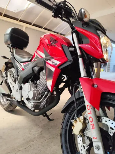 Moto nova twister 250 , excelente estado.