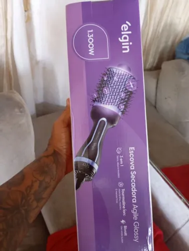 Vendo escova modeladora novinha , valor 80 , reais zap *80